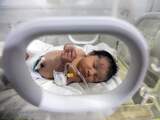 Syrische baby die aan navelstreng van overleden moeder is gevonden knapt op
