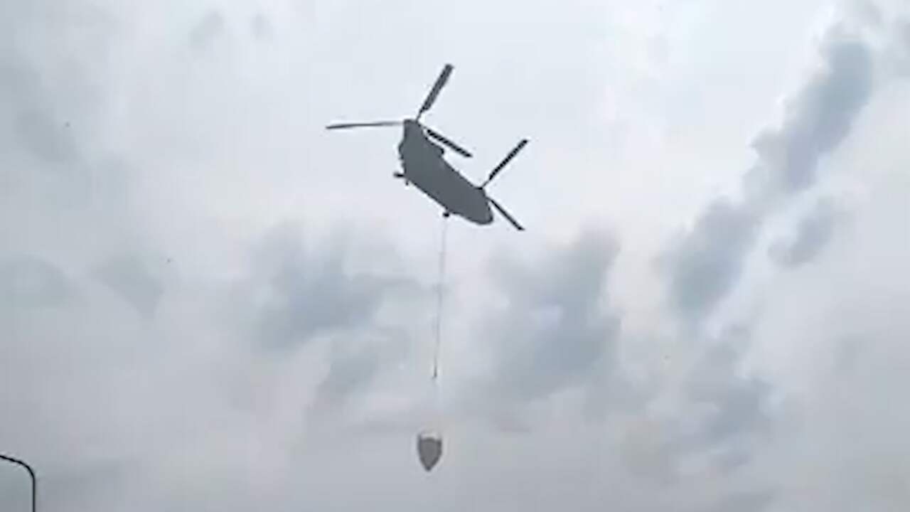 Beeld uit video: Blushelikopter defensie bestrijdt brand afvalberg Nieuw-Dordrecht