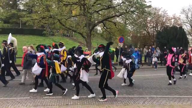 Zwarte Pieten zwaaien uitdagend naar KOZP-demonstranten in Nijmegen