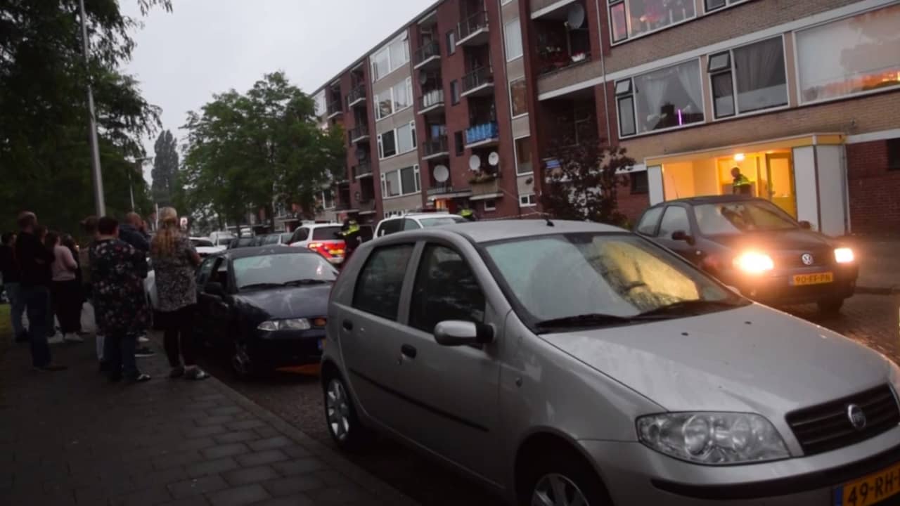 Beeld uit video: Man ernstig gewonden na val uit flat Almelo