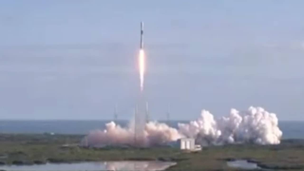 SpaceX schiet zestig satellieten de ruimte in