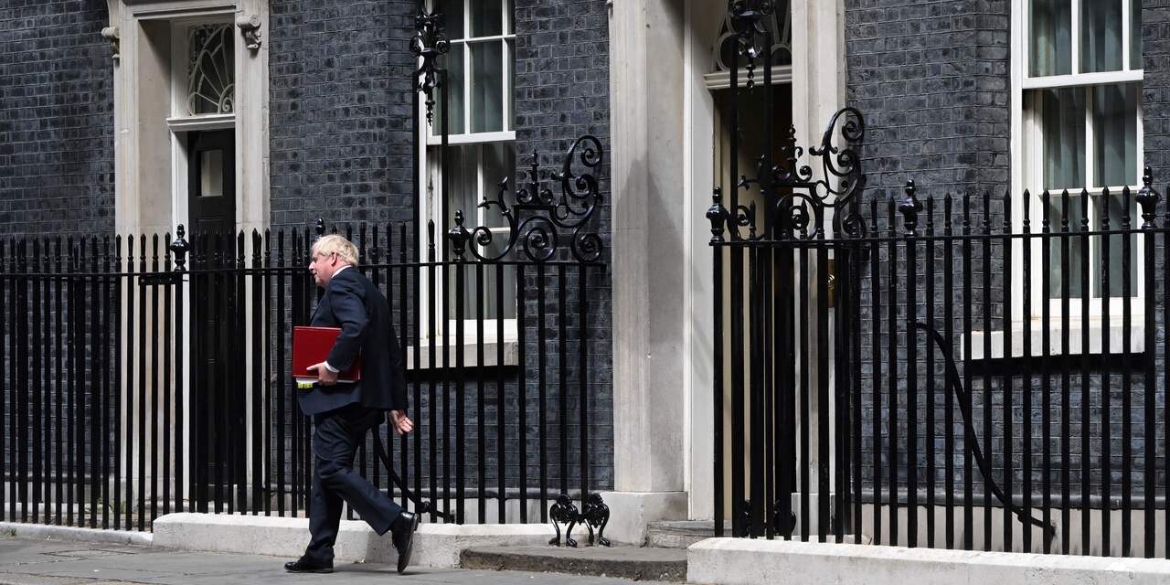 Britse premier Johnson weigert op te stappen ondanks hevige partijkritiek