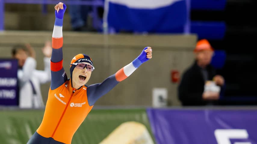 Femke Kok schaatst in Nederlands record naar nieuwe wereldtitel op 500 meter