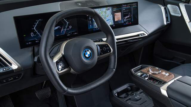 Een touchscreen, maar ook gewoon een centrale bedieningsknop tussen de voorstoelen voor het infotainment.