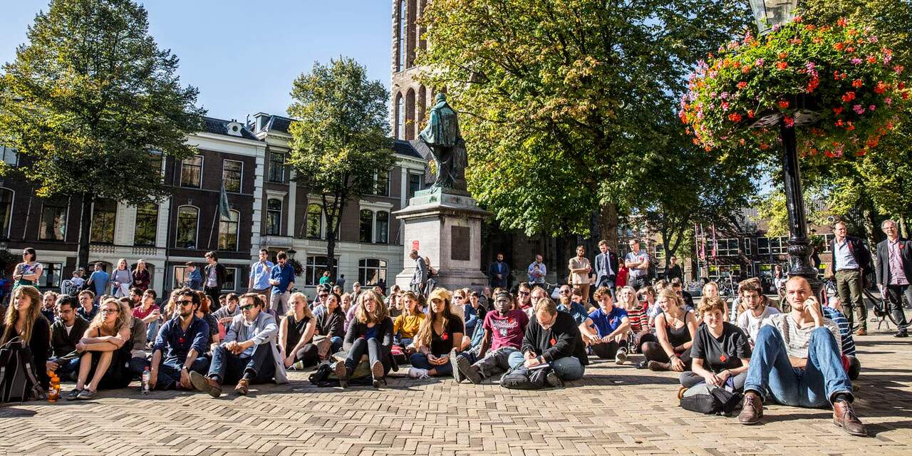 Docenten UU geven uit protest college op Domplein