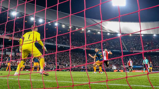 Het prachtige jubileumdoelpunt van Bryan Linssen in beeld.