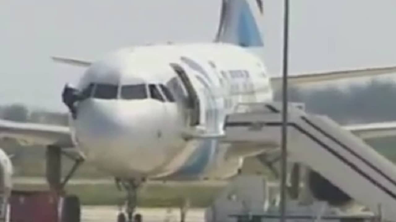 Man klimt uit cockpit gekaapt toestel EgyptAir