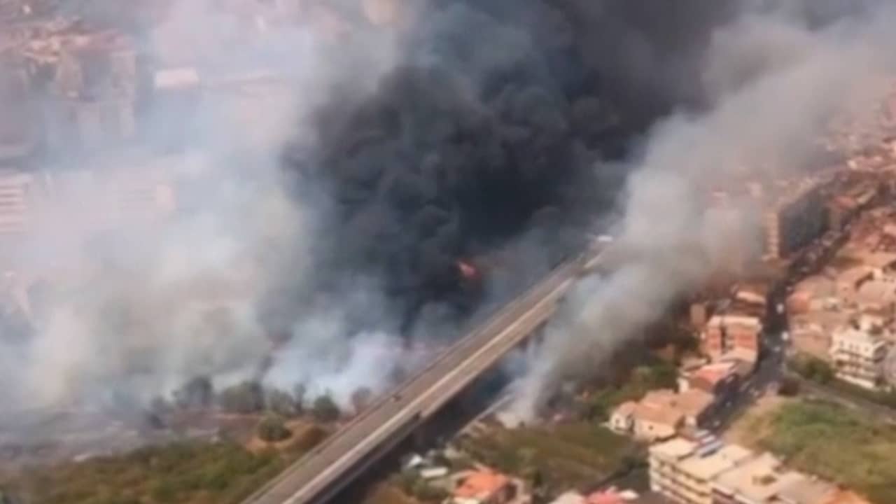 Beeld uit video: Beelden tonen hevige bosbranden op Sicilië
