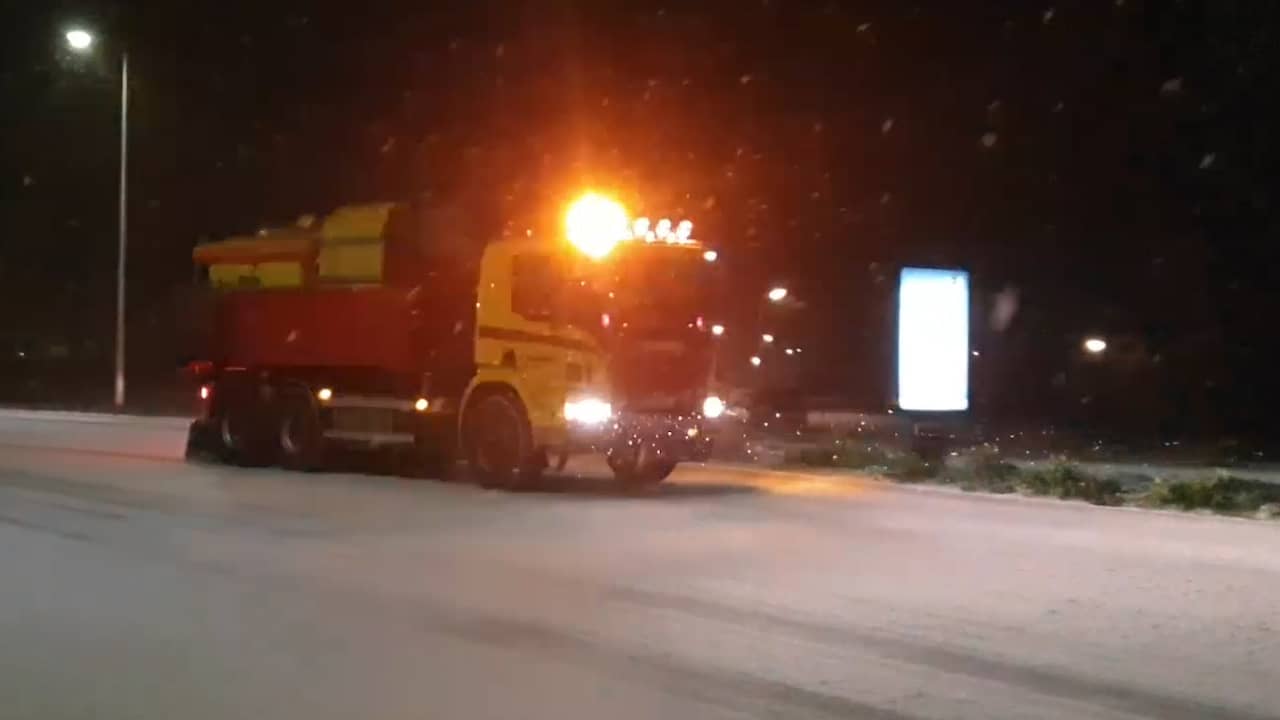 Beeld uit video: Strooiwagens de weg op in Nederland na sneeuwval