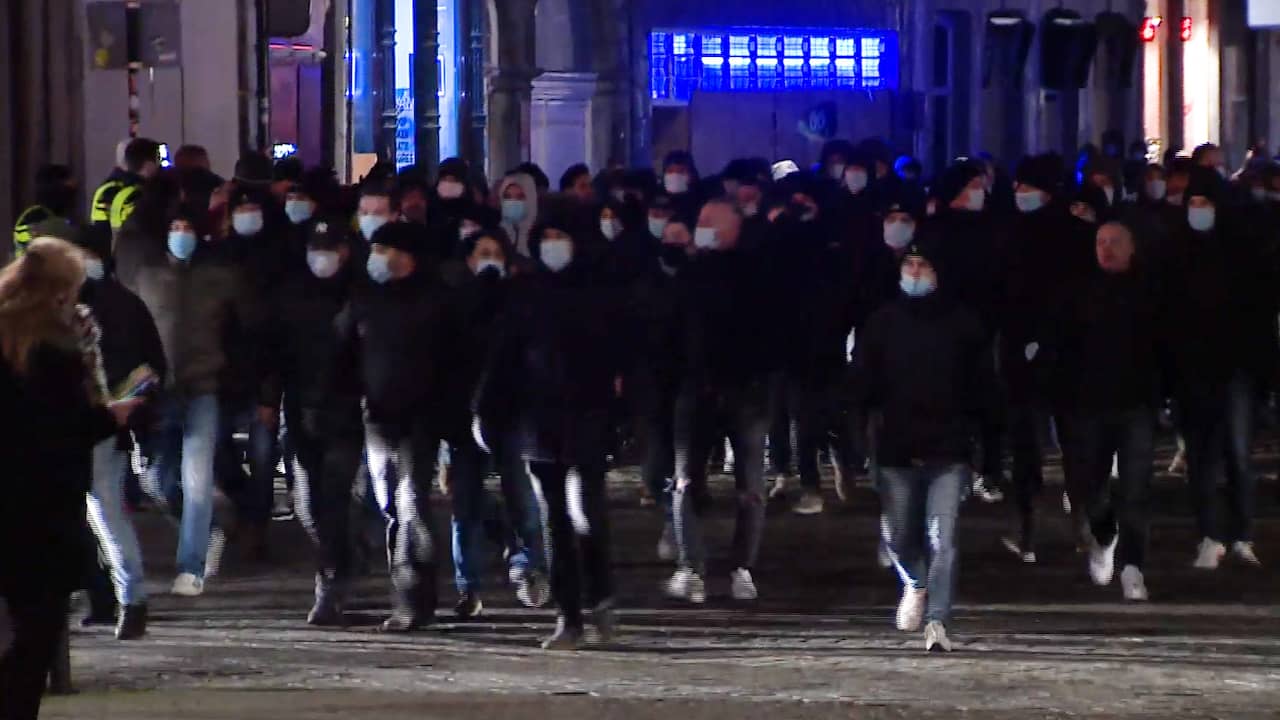Beeld uit video: Voetbalsupporters verzamelen zich om de politie bij te staan