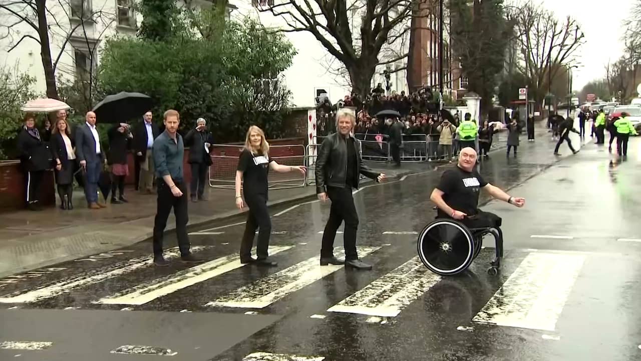 Beeld uit video: Prins Harry poseert met Jon Bon Jovi en veteranen op Abbey Road