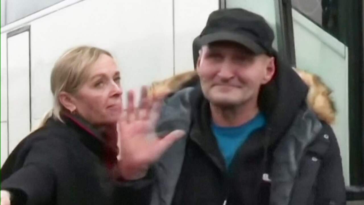 Beeld uit video: Gevangenen verlaten bus bij ruil tussen Oekraïene en rebellen