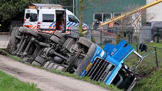 Vrachtwagen ligt op z'n kop in sloot in Simonshaven