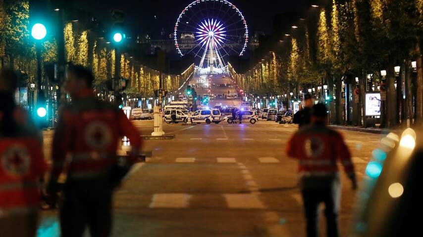 Agent gedood bij aanslag op de Champs-Élysées in Parijs