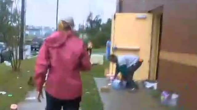 Journalist confronteert plunderaars na storm in VS