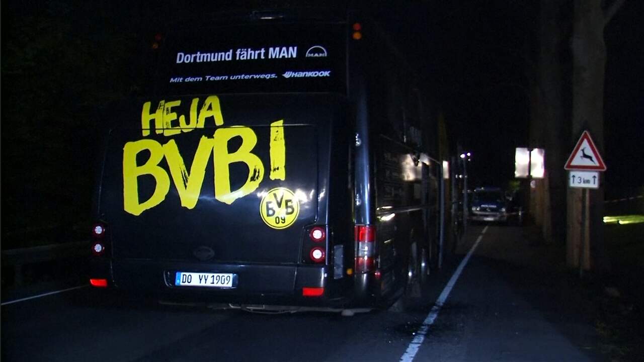 Beeld uit video: Duitse politie spreekt van gerichte aanval op spelersbus Dortmund	