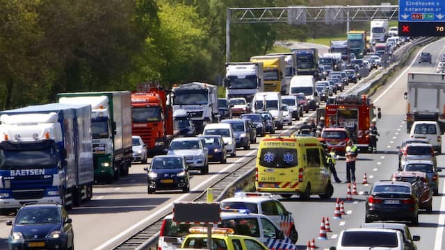 Duitse vrachtwagenchauffeur verongelukt op A67 in Limburg. Duitse vrachtwagenchauffeur verongelukt op A67 in Limburg.