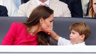 Prins Louis gedraagt zich ondeugend tijdens jubileumfeest Elizabeth