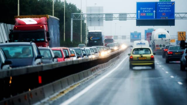 Drukte op wegen in Randstad door ongelukken en regen. Drukte op wegen in Randstad door ongelukken en regen.