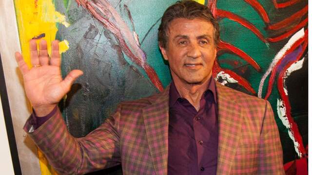 Sylvester Stallone presenteert een van zijn werken in een museum in het Franse Nice.