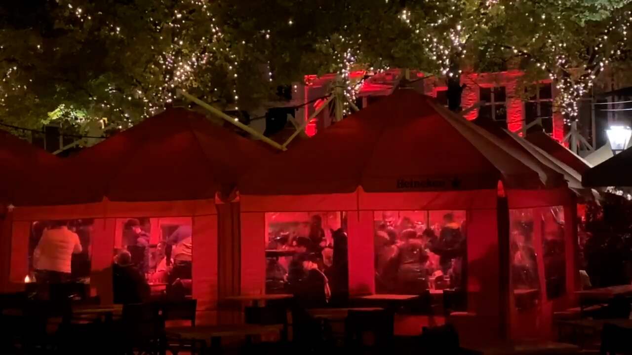 Beeld uit video: Cafégangers vieren feest in Den Haag vlak voor sluiting horeca