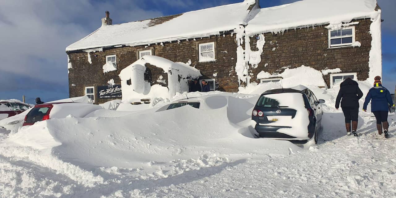 Tientallen Britten zitten al drie nachten vast in pub door hevige sneeuwval