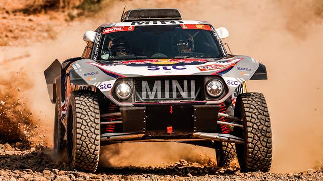 Dertienvoudig winnaar Stéphane Peterhansel is dicht bij een nieuwe eindzege in Dakar.