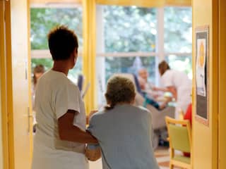 Waarom ouderenbonden bezorgd zijn over wachtlijsten bij verpleeghuizen