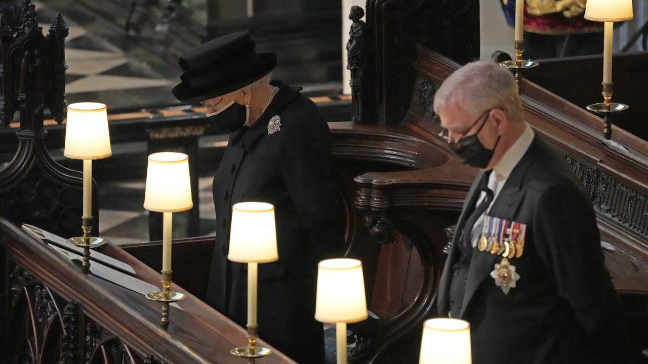 De Britse koningin neemt op 17 april 2021 afscheid van haar echtgenoot prins Philip, die op 99-jarige leeftijd is overleden. Op zijn verzoek wordt geen staatsbegrafenis gehouden. Vanwege de coronamaatregelen zijn er slechts dertig personen bij aanwezig.