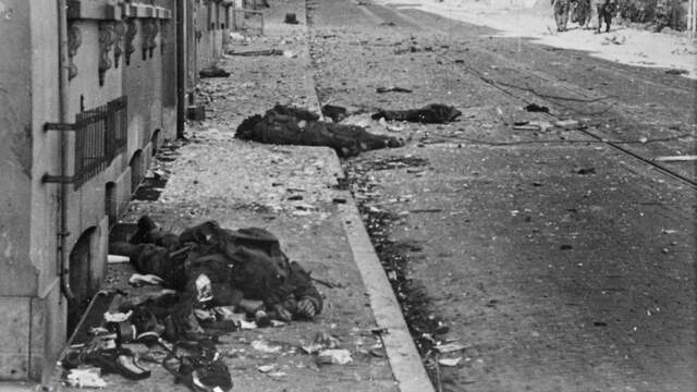 1944: Lichamen op straat na zware gevechten in Arnhem.