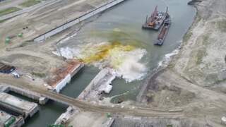 Drone filmt ontploffing van oude sluis in Terneuzen