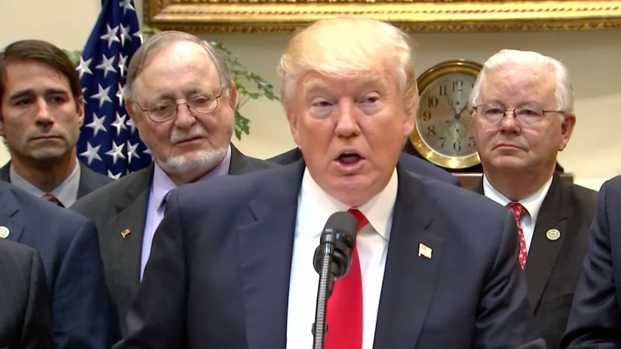 Beeld uit video: Trump over verbod boringen: 'Duizenden banen en miljarden dollars misgelopen'