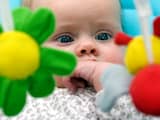 Hersengolven van baby en volwassene gaan gelijklopen bij oogcontact