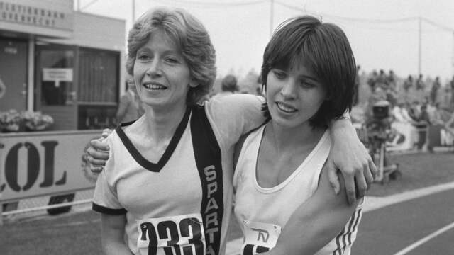 Els Vader (rechts) met Conny Vermazen op de NK atletiek in 1981.