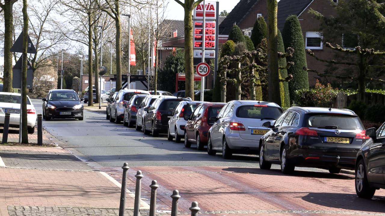 Beeld uit video: Nederlanders vormen lange rijen bij Duitse tankstations