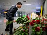 De Oekraïense president Volodymyr Zelensky herdenkt de slachtoffers van de vliegtuigcrash in Iran op de luchthaven van Kiev. Alle 176 inzittenden van het Ukraine International Airlines-toestel kwamen om.