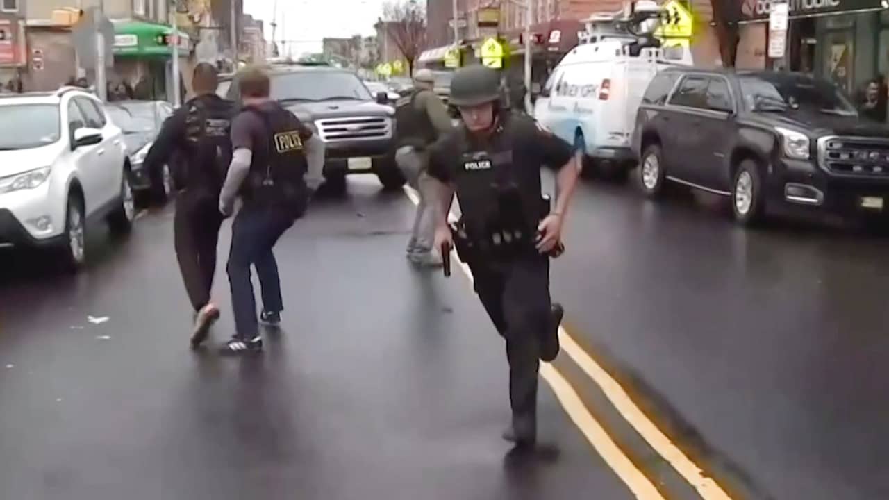 Beeld uit video: Honderden schoten gelost bij dodelijk vuurgevecht in Jersey City