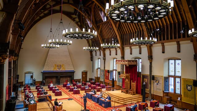 Voor de verbouwing van het Binnenhof werd oorspronkelijk 475 miljoen euro geraamd, maar nu gaat de renovatie zo'n 718 miljoen euro kosten. Daarmee valt de renovatie ruim 50 procent duurder uit.