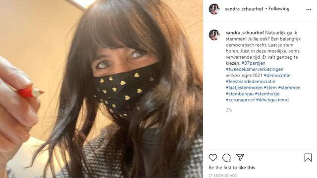 Shownieuws-gezicht Sandra Schuurhof deelt een foto vanuit het stemhokje. Foto: Instagram/Sandra Schuurhof