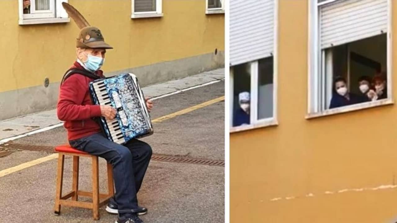 Beeld uit video: Italië ontroerd door video van 81-jarige accordeonspeler onder ziekenhuisraam