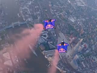 Tweetal suist met wingsuit door Tower Bridge in Londen