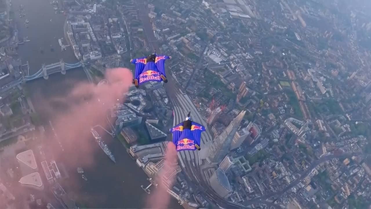 Beeld uit video: Tweetal suist met wingsuit door Tower Bridge in Londen