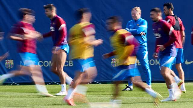 Ronald Koeman leidde zaterdag de training bij FC Barcelona.