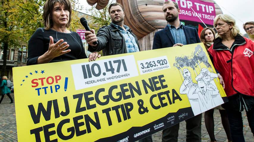 Ploumen bij anti TTIP en CETA demonstratie