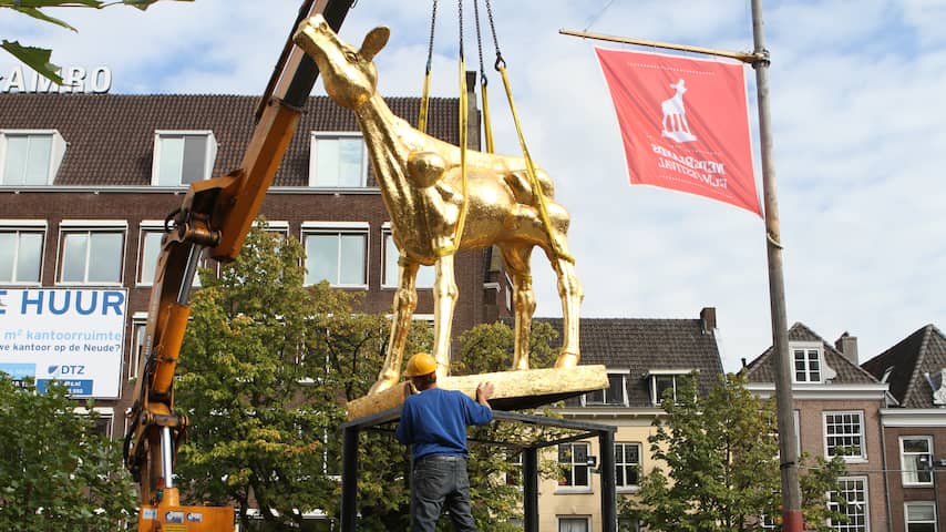 Gouden Kalf op de Neude in Utrecht geplaatst