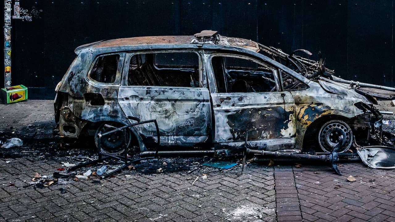 Een uitgebrande auto na de rellen in Rotterdam.