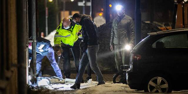 Gevel van bedrijfspand in Amsterdam weggeblazen door explosie .