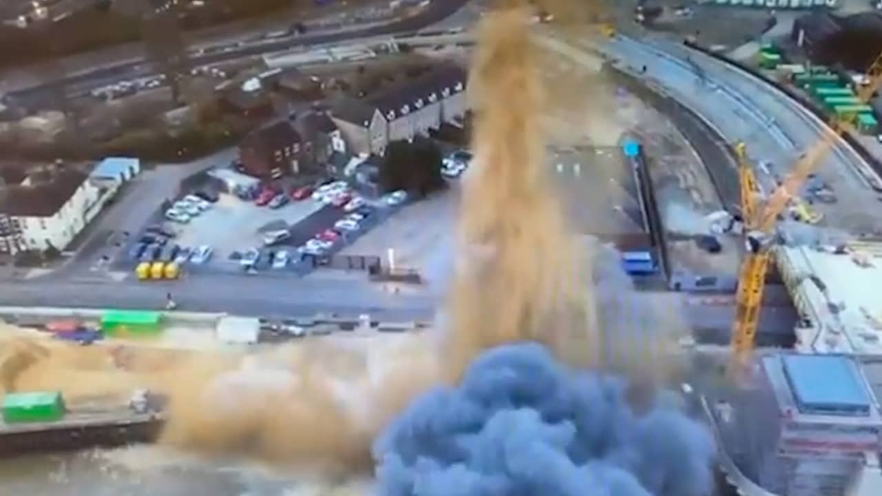 Beeld uit video: WO II-bom in Engeland ontploft onverwachts bij ontmanteling