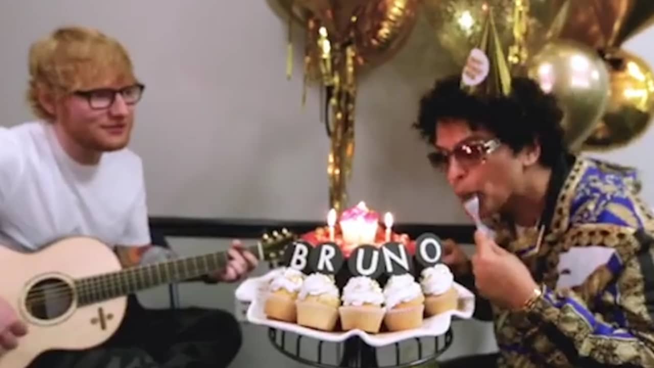 Ed Sheeran zingt Happy Birthday voor jarige Bruno Mars
