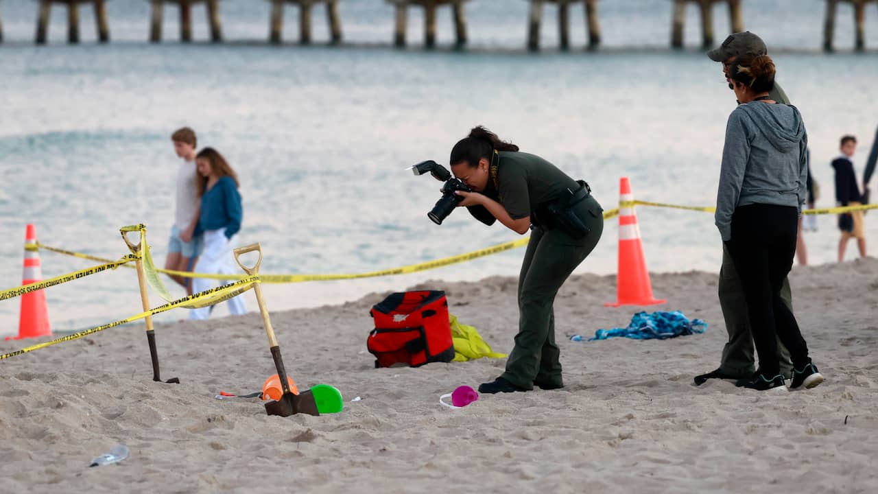 A five-year-old girl died after falling into a hole on the American coast  Abroad